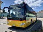 Der MB C2 G Ü hybrid '11776' der PostAuto Regie Moudon am 28.5.22 bei Mezieres Station.