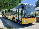 MB C2 G Ü hybrid '11776' der PostAuto Regie Moudon am 28.5.22 bei der Abfahrt in Servion Zoo-Tropiquarium.