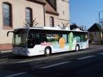 Der Citaro  Bibliothek-Bus  in einem kleinem Dorf.