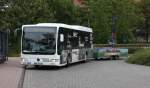 Saisonal verkehren einige Linienbusse, wie dieser Mercedes am Bahnhof Bad Bentheim, mit einem Anhänger für Fahrräder.