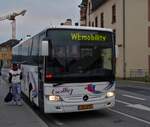 VS 1272, Mercedes Benz Integro von Autocars Bollig steht am Busbahnhof in Ettelbrück, wie der Anzeige zu entnehmen ist gehört diese Firma zu der neuen Gemeinschaft der WEmobility.. 01.2023

