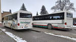 Wagen 2240 und Wagen 2294 der Regiobus Mittelsachsen GmbH stehen am 25.1.23 an der Haltestelle Augustusburg, Zum Schlossberg.