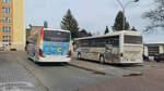 Wagen 2528 und Wagen 2240 der Regiobus Mittelsachsen GmbH stehen am 7.3.23 an der Haltestelle Augustusburg, Zum Schlossberg.