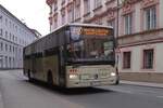 Mercedes-Benz Integro von Postbus (BD-13745) als Linie 4127 Kristallwelten Shuttlebus in Innsbruck, Sillgasse.