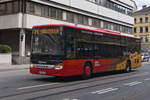 Innsbruck: Die Linie TS - Sightseer-Bus (Bus SZ-699ZX) ist wegen einer Veranstaltung in der Innenstadt über die Bürgerstraße umgeleitet (Bustyp Setra S 415 LE).