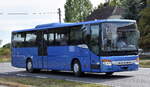 Taxi, Reisebus und Mietwagen André Gröpler mit einem gecharterten (Klassentagesausflug) SETRA S 415 UL Überlandbus am 21.09.23 Höhe Bahnübergang Bahnhof Rodleben.