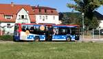 Ein 2023er Setra S 415 LE Business mit der Wagennummer 7218 (WAK-WM 174) des Verkehrsunternehmen Wartburgmobil (VUW) sonnt sich hier am kleinen Verkehrsknotenpunkt im Rh�ndorf Dermbach.