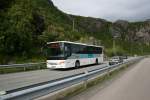 Mit Sonderfahrten gelangen Cominor-Busse bis auf die Lofoten: Wagen 311 (S415UL) am 29.6.2010 bei Svolvaer.