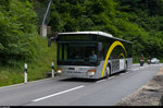 Ein Bus der AAGU mit Werbung für das Einkaufzentrum  Urnertor  fährt bei Intschi in Richtung Göschenen. 27. Juni 2015