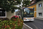 Ein Setra S 415 NF von Siebler Reisen, fährt nahe der Haltestelle Steinfeld im Drautal Postamt vorüber.
Unterwegs war der Bus auf der Kfl. 5021 als Kurs 34 (Steinfeld im Drautal Volksschule - Oberdrauburg Bahnhof).
Aufgenommen am 16.9.2016.