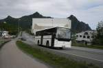 Im  Lokalverkehr  zwischen Svolvaer, Kabelvag und Henningsvaer kommt tagsüber ein verkürzter Volvo/Vest B6B zum Einsatz.