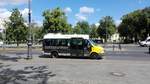 Ein Kleinbus von Mercedes im Einsatz als Linienbus auf der Linie 309 in Berlin zwischen Schloss Charlottenburg und der Schlossparkklinik. Aufgenommen am 08.06.2020.