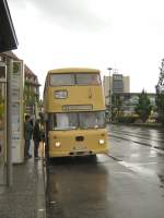 Hist. Doppeldeckerbus am Rathaus Spandau, Mai 2007 im Regen