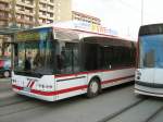 Erdgasbus-Neoplan neben Combino-Strassenbahn an der Haltestelle Rieth, EVAG (Erfurter Verkehrs AG) am 6.12.2007