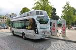 VHH Mini Elektrobus am 19.07.19 in Hamburg Blankenese auf der Linie 488 hier wird der Bus gerade geladen 