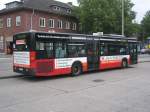 Ein Bus der Linie 225 am Bahnhof Bergedorf, der wartet bis er abfahren kann.