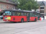 Ein roter Bus am Bahnhof Bergedorf.