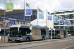 Hier stehen beiden Wasserstoffbusse (2371, 2372) der Hochbahn an der Grugahalle in Essen.