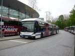 Ein XXL-Gelenkbus am ZOB in Hamburg am 11.05.2010 macht Pause.