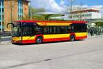 Hanauer Straßenbahn Solaris Urbino 12 Wagen 36 am 14.04.23 in Hanau Freiheitsplatz
