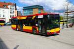 Hanauer Straßenbahn Solaris Urbino 12 Wagen 36 am 14.04.23 in Hanau Freiheitsplatz