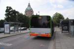 Solaris Bus (Wag Nr.7923) an der Haltestelle Rathaus, am 30.06.10.) Im Hintergrund das Rathaus von Hannover.