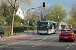 Der Citaro Facelift LE (3 Türer) zwischen den Haltestellen 'Hessenhof' und 'Beethovenstr.'. Das Fahrzeug mit der Wagennummer 14 ist auf das Amtliche Kennzeichen HN-VB 6014 zugelassen. Der Bus, der für den Örtlichen Verkehrsverbund wirbt (HNV Heilbronner / Hohenloher / Haller Nahverkehr ( www.h3nv.de )) ist auf der Linie 61 nach Kirchhausen zur Haltestelle 'Wimpfener Weg' unterwegs.
Das Bild entstand am 12.04.2017
