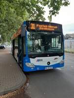 HN-VB-6077/Wagen 77(Baujahr 2013, Euro 6) der Stadtwerke Heilbronn steht an der Endhaltestelle der Linie 31 (Horkheim Stauwehrhalle) und wirbt für CEWO. 
Bustyp: C2LE 