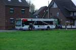 Ein Bus der NEW ist für Möbus als Schulbus Linie 034 in Kleinenbroich unterwegs auf der Kleinenbroicher Straße zu sehen.