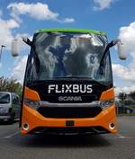 Ein neuer Flixbus Scania Touring Reisebus am 27.05.17 bei Bad Homburg 