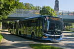 MAN New Lions City Hybrid der MVG, Bus Nr. 5825 (M-VG 5825) als Linie 58 bei der Hst. Kolumbusplatz. Aufgenommen 2.9.2021.