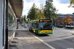 Wagen 750 (OB-ST 9750) hat auf der Linie SB91 soeben den Busbahnhof in Gelsenkirchen-Buer verlassen und fährt nun in Richtung Oberhausen, Bero-Zentrum.