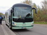 Im Bushaltebereich am Parkplatz zur Bastei in Lohmen steht  am 23. Oktober 2021 ein Linienbus  MAN ÜL324 Lion`s Regio zur Abfahrt nach Bad Schandau bereit.