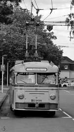 Der 1959 gebaute Uerdingen/Henschel ÜH IIIs wartet hier Anfang Juli 2024 in Solingen auf das grüne Licht der Ampel.
