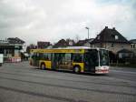 Im neuen Werbekleid präsentiert sich hier VKU-KOM 00-64 am Unnaer Bahnhof.