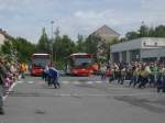 Hier sehen Sie, wie gerade das Buswettziehen auf dem Betriebshof der VKU in Kamen stattfindet.