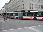 Ziemlich eng hier am Rathausplatz in Hamburg, fr einen solangen Gelenkbus