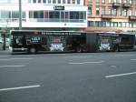 Dieses Foto zeigt einen der neuen Citaro Gelenkbusse, die so langsam alle mit Werbung ausgestattet sind.
