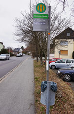 Blick auf die Haltestelle Weimarer Straße am 20.3.2016.
Hier hät die Linie 7 und die erst dieses Jahr für die Studenten eingeführte Verstärkungslinie 7A (Bahnhof ZOB - Hochschule - Bahnhof ZOB).