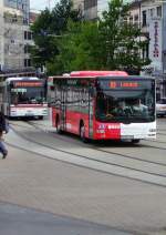 Zwei Fahrzeuge der Saar-Pfalz-Bus fahren die Haltestelle Saarbrücken Hauptbahnhof an.