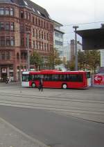 Ein Bus der Firma Saar-Pfalz-Bus verläßt die Haltestelle Saarbrücken Hauptbahnhof.