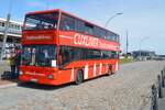 Doppeldecker-Aussichtsbus für Stadtrundfahrten in Cuxhaven (Cuxliner) am 13.05.2022 an der Haltestelle  Alte Liebe  im Hafenbereich.
