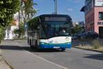 Solaris Alpino von Regionalverkehr Oberbayern (M-RV 2640) als Linie 301 in Wolfratshausen, Bahnhofstraße. Aufgenommen 25.8.2022.