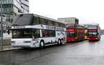 'Gruppenfoto' mit Auwärter Neoplan 4026/3, B-AA 925, Der Tempelhofer - Berlin -Hbf.