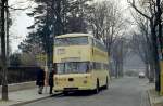 Berlin (West) BVG Buslinie 18 (Büssing DE 2450) Wannsee, Steinstücken am 16. Februar 1974. - Im Hintergrund kann man ein Stückchen der Berliner Mauer sehen.