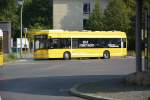 B-V 1686 (Solaris Urbino 12 Electric) steht am 04.09.2015 an der Endhaltestelle Berlin Hertzallee.
