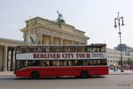 MAN Bus Berliner City Tour am Brandenburger Tor in Berlin, am 11.08.2015.