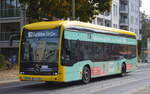 Berliner Verkehrsbetriebe mit dem E-Bus mit der internen Bezeichnung MB EE19 (BVG-Nr.1820), Herstellertyp MB eCitaro aus dem Jahr 2019 als Linie 107 am 13.10.22 Berlin Niederschönhausen.