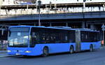 Ein blauer Mercedes-Benz O 530 II (Citaro Facelift) Gelenkbus im S-Bahn Ersatzverkehr am Bahnhof Berlin Friedrichstr. am 08.01.24