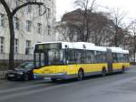 Solaris-Gelenkbus auf der Linie 109 nach Flughafen Tegel an der Haltestelle Hertzallee.